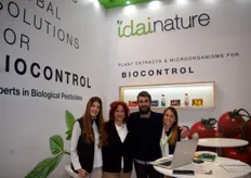 Belén Torregrossa, Marián Durà, Simone Luchisani y Danahe Coll, en el stand de Idai Nature, expertos en Productos bioestimulantes y de biocontrol.